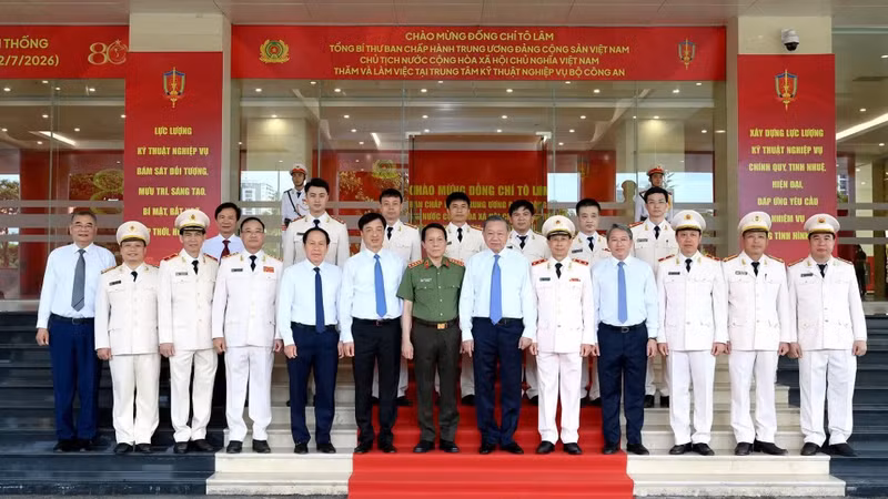 Party General Secretary and President To Lam and delegates attend the working session at the Technical and Professional Centre under the Ministry of Public Security. (Photo: DANG KHOA)