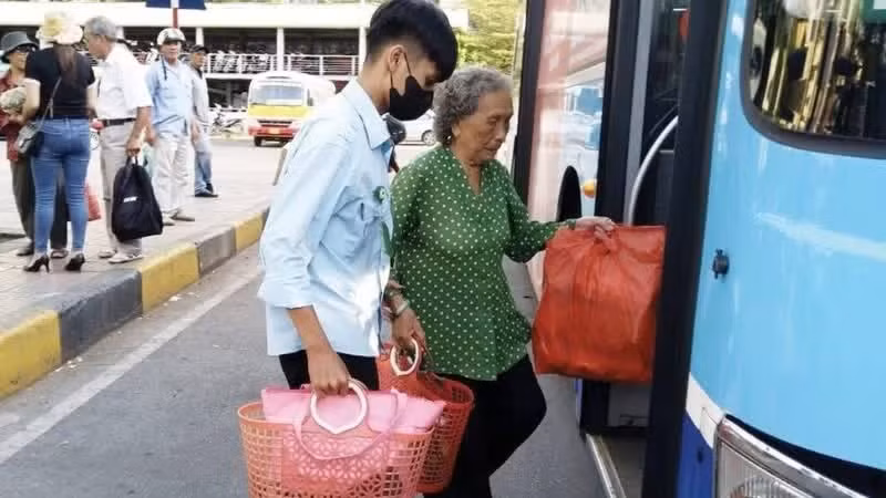 The addition of physical chip-embedded passes aims to meet the travel needs of the people, increasing convenience of use, especially for the elderly. (Illustrative image)