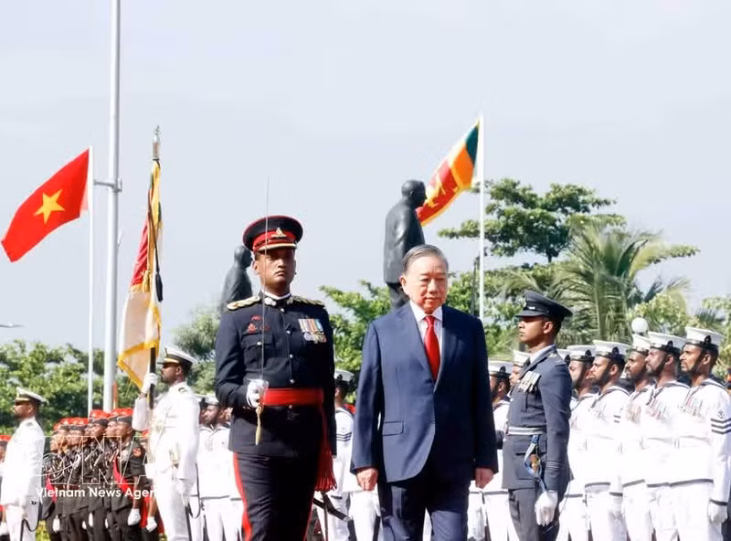 General Secretary of the Communist Party of Viet Nam Central Committee and State President To Lam reviews the honor guard. Photo: VNA