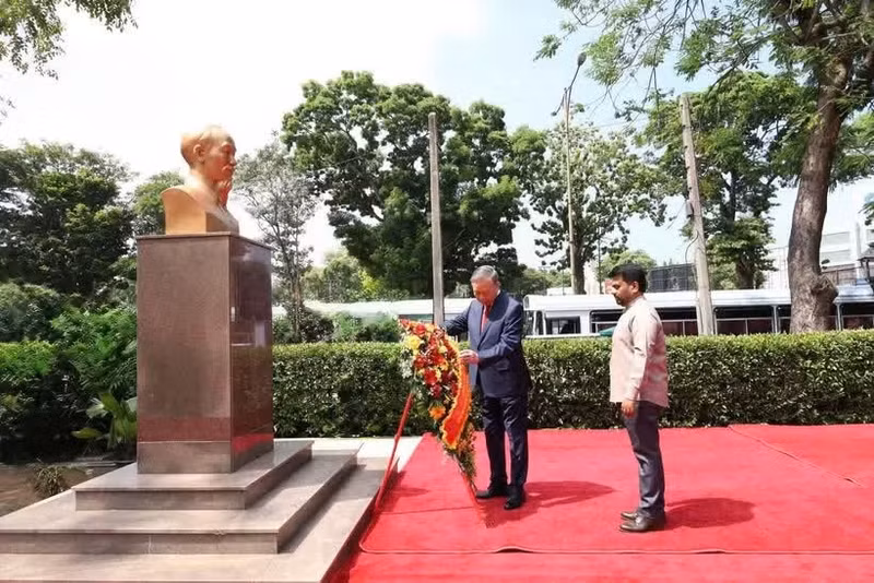 General Secretary of the Communist Party of Viet Nam Central Committee and President of Viet Nam To Lam (left) and Sri Lankan President Anura Kumara Dissanayake lay flowers in tribute to late President Ho Chi Minh at the Colombo Public Library on May 8. (Photo: dangcongsan.org.vn)