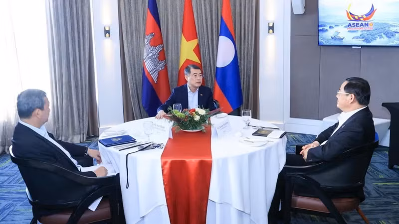 Prime Minister Le Minh Hung (C) holds a working breakfast with Cambodian Prime Minister Hun Manet and Lao Prime Minister Sonexay Siphandone on May 8 in Cebu, the Philippines. (Photo: VNA)