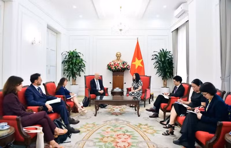 Deputy Minister of Foreign Affairs Le Thi Thu Hang (R) receives Diego Diaz, President of SNCF International under the French National Railway Company, in Ha Noi on May 7, 2026. (Photo: Ministry of Foreign Affairs)