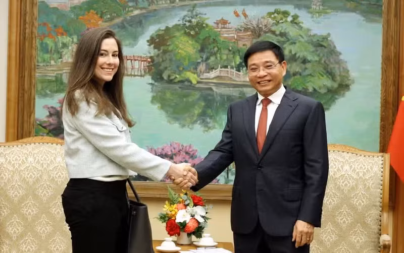 Deputy Prime Minister Nguyen Van Thang (R) receives Amazon Web Services Vice President Quint Simon in Hanoi on May 8. (Photo: VNA)