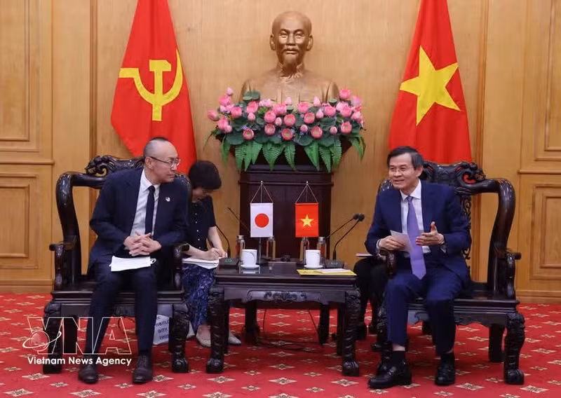 Politburo member and Director of the Ho Chi Minh National Academy of Politics (HCMA) Assoc. Prof. Dr. Doan Minh Huan (right) and Chief Representative of the Japan International Cooperation Agency (JICA) in Viet Nam Kobayashi Yosuke at their meeting on May 7. (Photo: VNA)