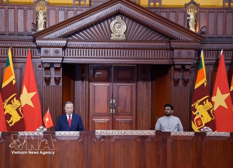 General Secretary of the Communist Party of Vietn Nam (CPV) Central Committee and State President To Lam (L) and Sri Lankan President Anura Kumara Dissanayake meet with the press. (Photo: VNA)