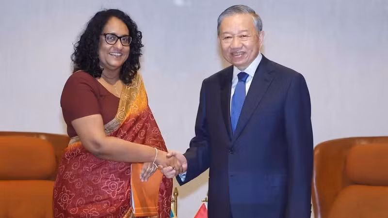 General Secretary of the Communist Party of Viet Nam Central Committee and President of Viet Nam To Lam (R) meets with Prime Minister of Sri Lanka Harini Amarasuriya in Colombo on the afternoon of May 8. (Photo: VNA)