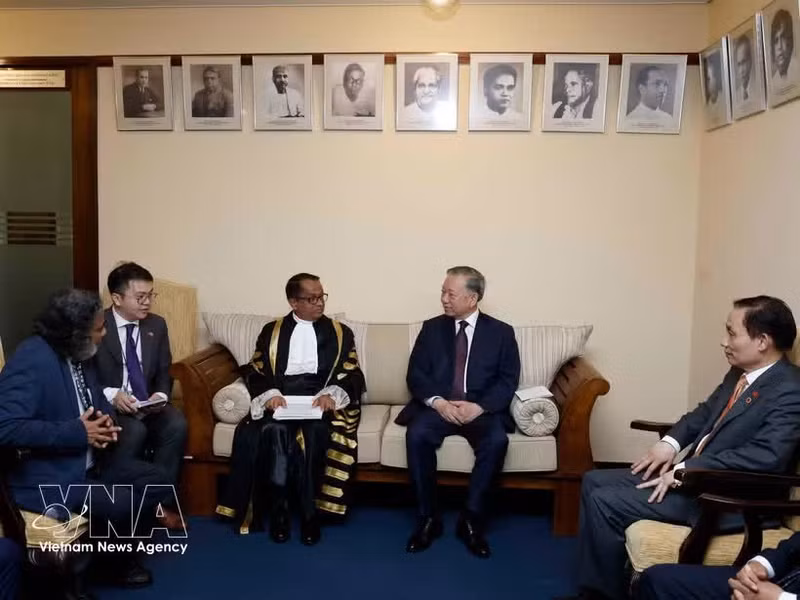 General Secretary of the Communist Party of Viet Nam (CPV) Central and President of Viet Nam To Lam (second, right) talks to Speaker of Sri Lanka's Parliament Jagath Wickramaratne at their meeting in Colombo on May 8 (Photo: VNA)