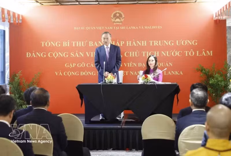 Party General Secretary and State President To Lam meets with the Vietnamese community, officials and staff of the Vietnamese Embassy in Sri Lanka on May 8. (Photo: VNA)