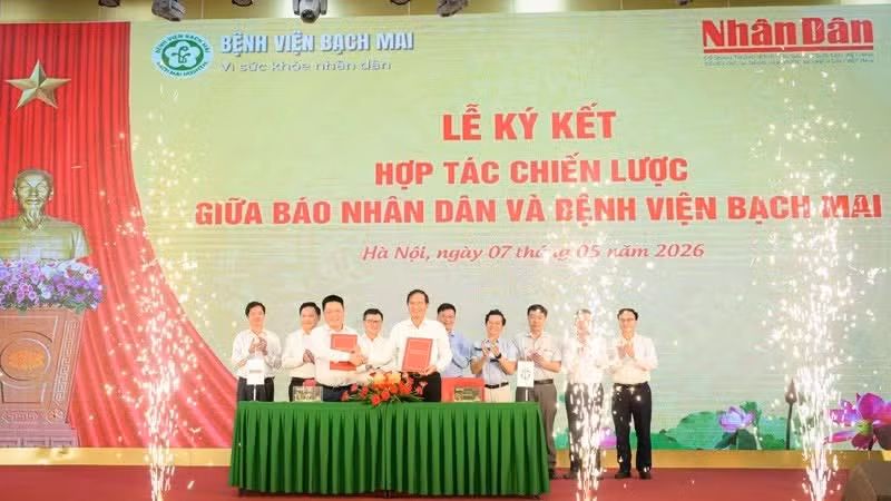 Leaders of Nhan Dan Newspaper and Bach Mai Hospital sign a strategic cooperation agreement between the two organisations.
