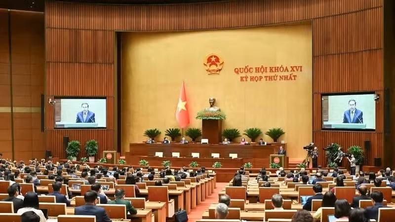 An overview of the closing session of the first session of the 16th National Assembly. (Photo: DUY LINH)