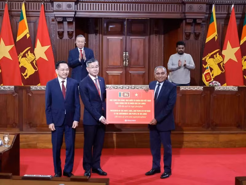 Vietnam presents 100 tonnes of urea and superphosphate fertiliser to the Government and people of Sri Lanka. (Photo: VNA)