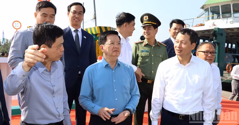 Deputy Prime Minister Mai Van Chinh, together with Dong Nai Provincial Party Secretary Vu Hong Van and delegates, attended the groundbreaking ceremony for the Cat Lai Bridge project.