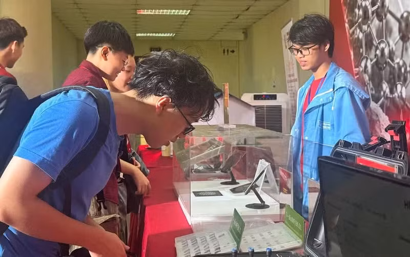 An exhibition showcasing research findings in the fields of materials and semiconductors at Ha Noi University of Science and Technology. (Photo: HA LINH)