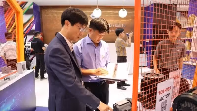 Mechanical engineering enterprises showcase their products at the Ho Chi Minh City Trade and Investment Promotion Centre. (Photo: NDO)