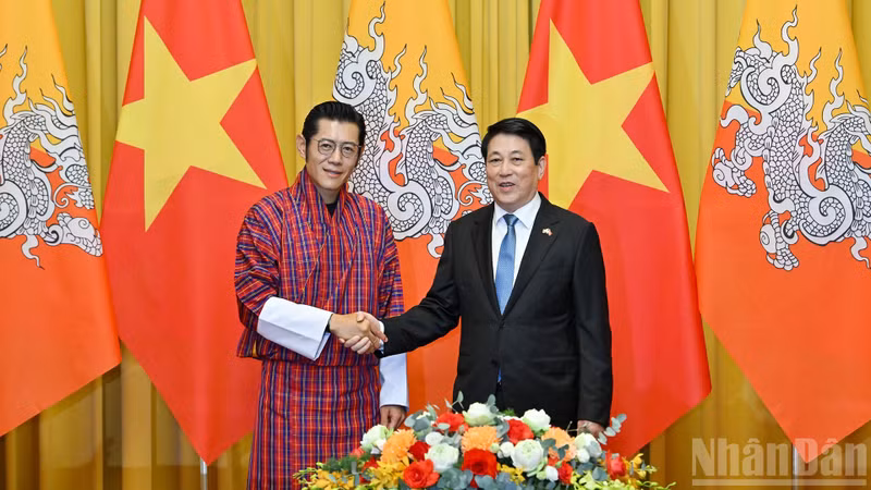 State President Luong Cuong (R) shakes hands with Bhutanese King Jigme Khesar Namgyel Wangchuck. 