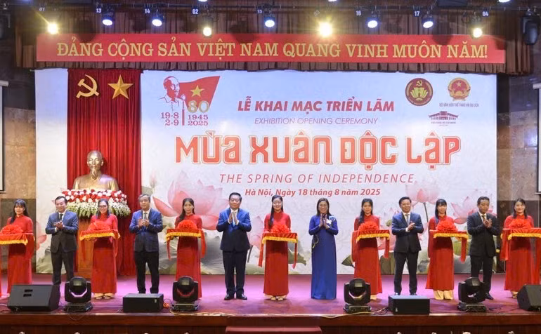 Nguyen Trong Nghia, Politburo member, Secretary of the Party Central Committee (PCC), Head of the PCC’s Communications and Mass Mobilisation Commission, cut the ribbon to the exhibition.