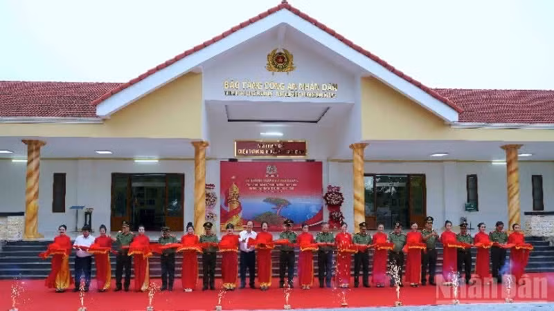 Leaders of Ca Mau Province and the Ministry of Public Security perform the inauguration ceremony for the upgraded Hon Da Bac Historical Site.