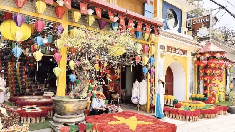 The Huong Village in Hue expands its experiential space, attracting tourists.
