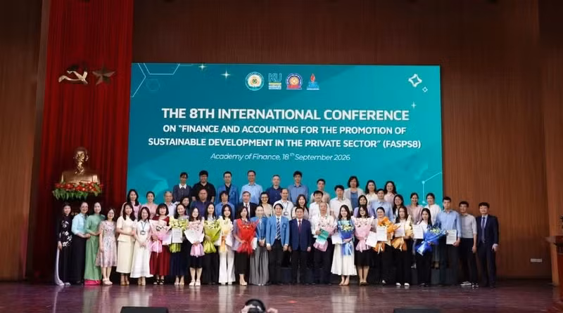 Delegates pose for a commemorative photo.
