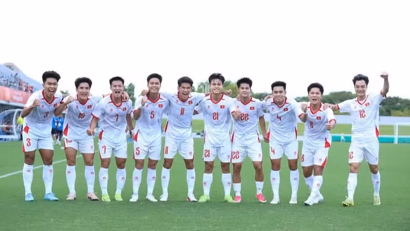 Viet Nam’s U23 team celebrates after defeating the Philippines U23 team 2–0. (Photo: HOANG HO)