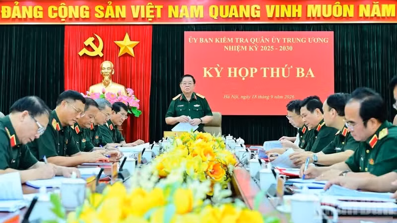 General Nguyen Trong Nghia speaks at the meeting. (Photo: Quang Phong)
