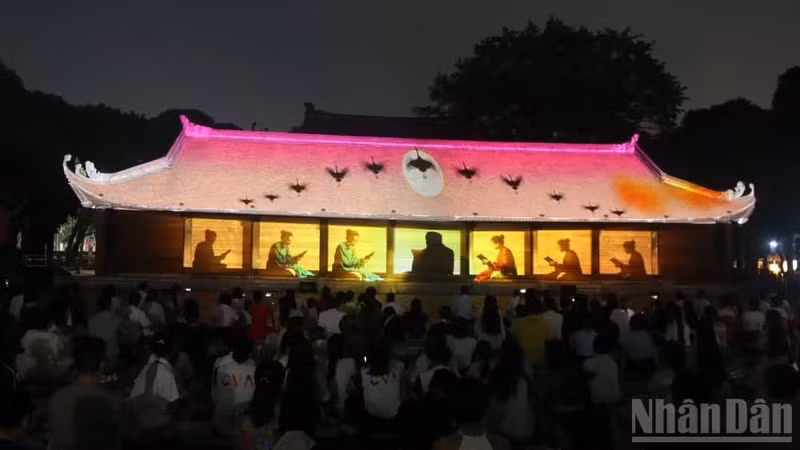 The 3D mapping film depicting the establishment and evolution of Quoc Tu Giam impresses viewers with its vivid and stunning visuals. (Photo: Giang Nam)