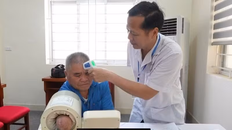 Medical examination for war veterans at the Centre for the Care of Meritorious Individuals.