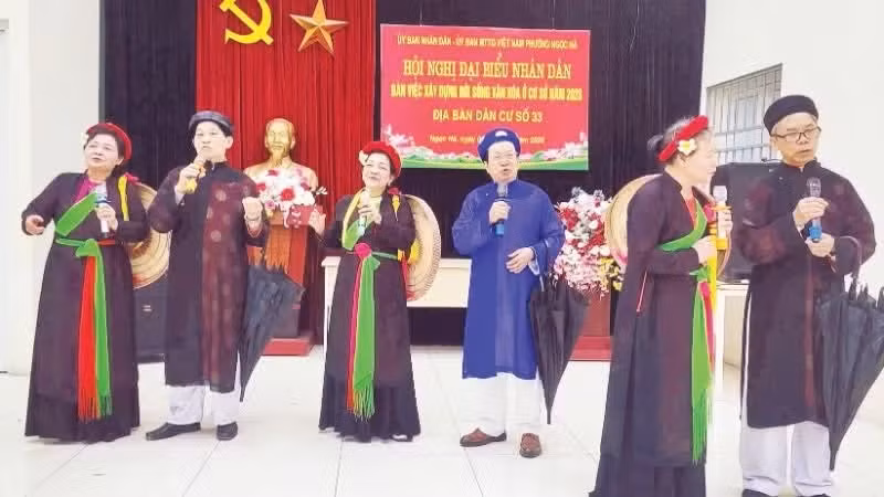 Retired Party members of Ngoc Ha ward (Ha Noi) perform at the People’s Delegates Conference on building cultural life at the grassroots level in 2026. (Photo: HOAI THU)