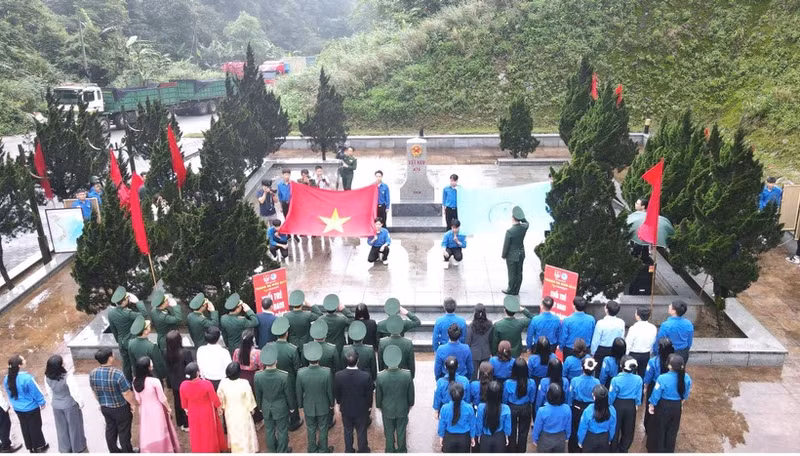 A flag-raising ceremony is held at border marker No.476. (Photo: NGO TUAN)