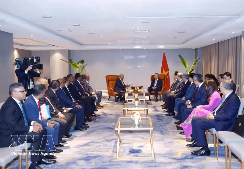 The meeting between General Secretary of the Communist Party of Viet Nam Central Committee and State President To Lam and Chairman and Chief Executive Officer of Hayleys PLC Mohan Pandithage in Colombo on May 8 (Photo: VNA)