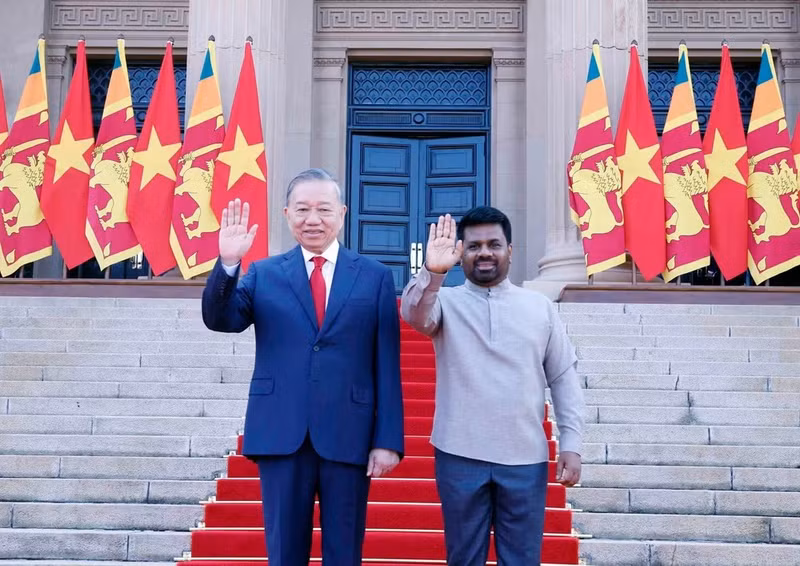 General Secretary of the Communist Party of Viet Nam Central Committee and State President To Lam (L) and Sri Lankan President Anura Kumara Dissanayake at the welcome ceremony for the Vietnamese leader on May 8. (Photo: VNA)