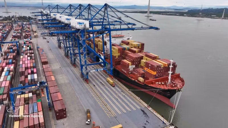 Export goods being loaded for shipment. (Photo: VNA)