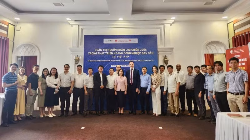 Delegates pose for a group photo at the workshop.