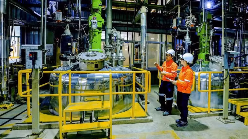 Vietnamese engineers have completely replaced foreign experts in operating the Nui Phao tungsten refining plant.