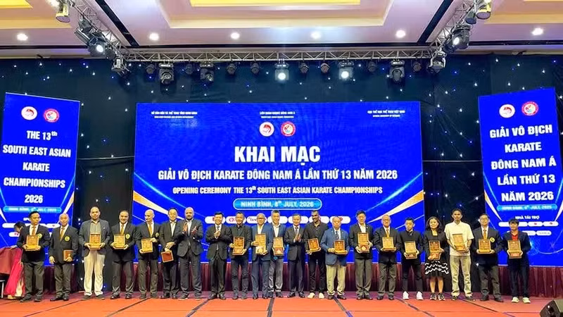 The organising committee presented commemorative gifts to representatives of the International Arbitration Board and participating countries.
