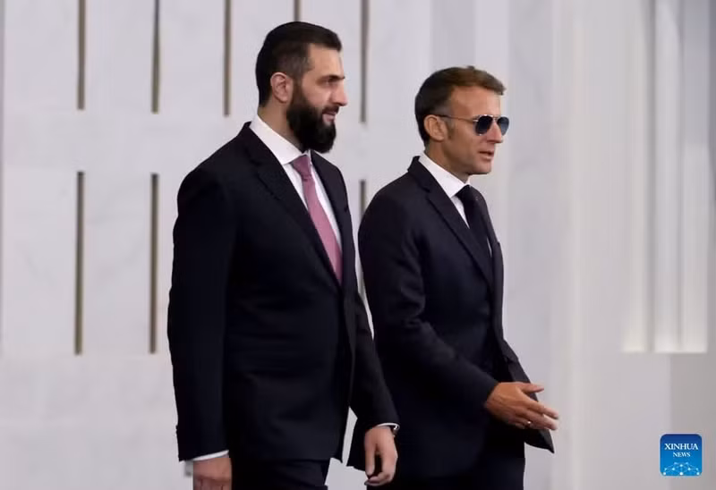 French President Emmanuel Macron (right) and Syrian interim President Ahmed al-Sharaa before a meeting in Syria. (Photo: XINHUA)