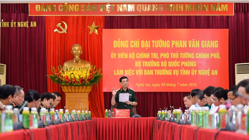 General Phan Van Giang, Politburo Member, Deputy Secretary of the Central Military Commission, Deputy Prime Minister, and Minister of National Defence, works with the Standing Board of the Nghe An Provincial Party Committee.