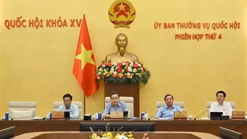 NA Chairman Tran Thanh Man (centre) and NA Vice Chairmen at the NA Standing Committee's fourth session. (Photo: NDO)