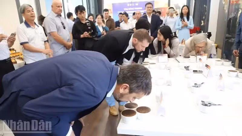 International experts sample Dak Lak's specialty coffee. (Photo: nhandan.vn)