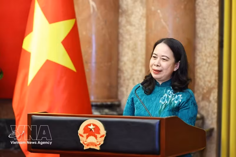Vice State President Vo Thi Anh Xuan speaks at the meeting on April 27 with 101 outstanding grassroots trade union chairpersons recognised for achievements in workplace dialogue and collective bargaining during 2023-2025 (Photo: VNA)
