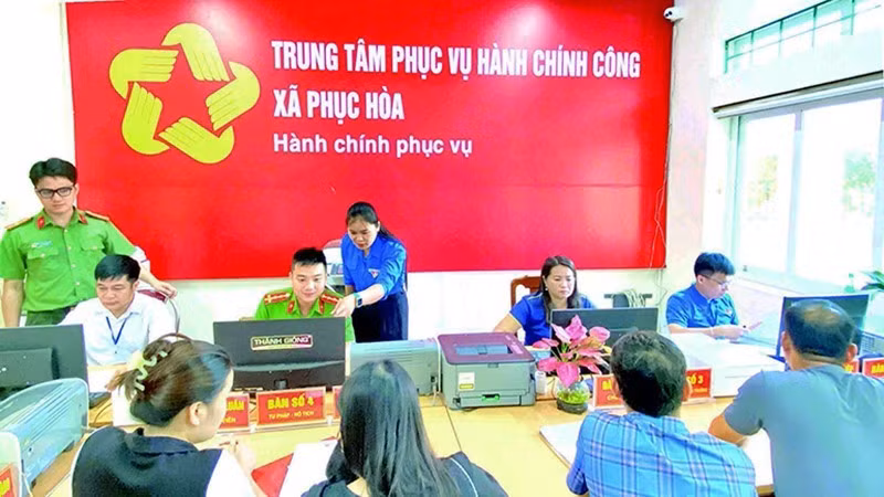 Staff of the Phuc Hoa Commune Public Administration Service Centre, Cao Bang Province, support people in carrying out administrative procedures. (Photo: TUYET TRINH)