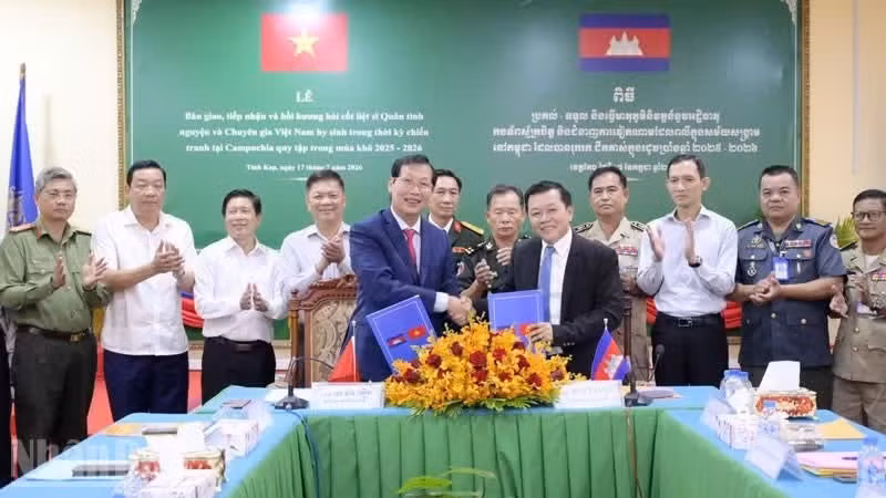 The Special Task Committees of Viet Nam’s An Giang Province and Cambodia’s Kep Province sign a handover record for the remains of Vietnamese volunteer soldiers and experts who died during wartime. (Photo: NDO)