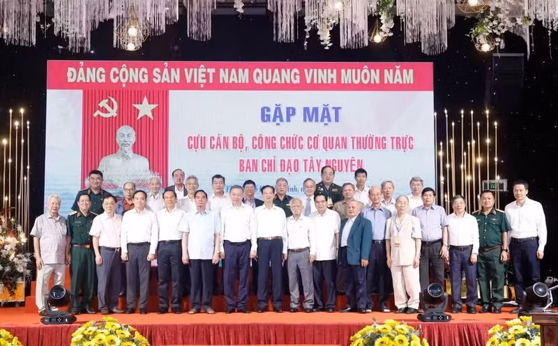 Party General Secretary and State President To Lam in a group photo with former officials and civil servants of the standing body of the Steering Committee for the Central Highlands on July 17, 2026. (Photo: VNA)
