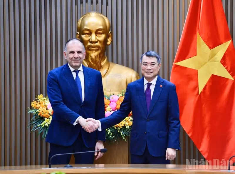 Prime Minister Le Minh Hung (R) receives Greek Minister of Foreign Affairs George Gerapetritis in Ha Noi on July 17. (Photo: NDO)