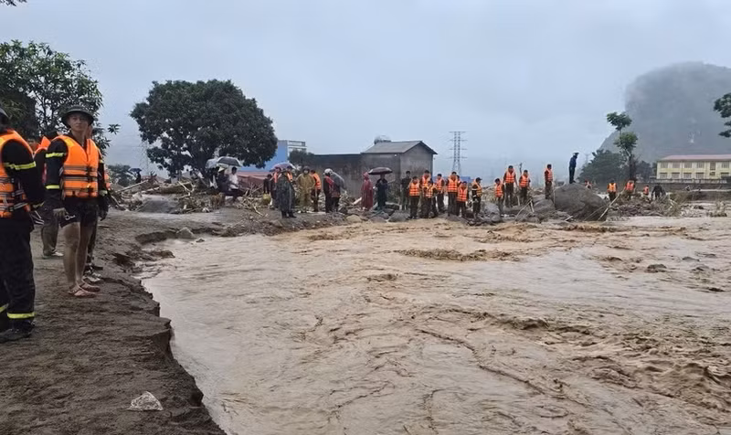 Police and military forces work together to rescue people and assist local residents in affected areas. (Photo: VNA)