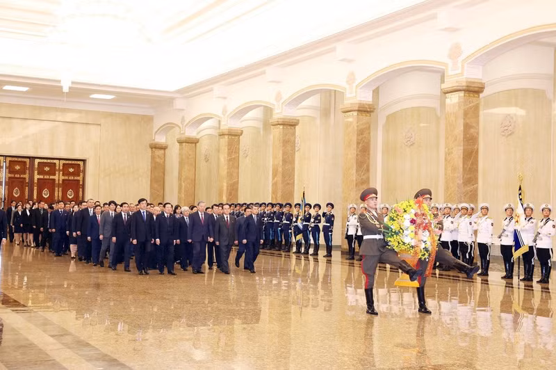 Party General Secretary To Lam and the Vietnamese delegation pay tribute to President Kim Il Sung and General Secretary of the Worker’s Party of Korea Kim Jong Il at the Kumsusan Palace of the Sun in Pyongyang on October 10. (Photo: VNA)