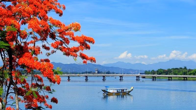 The romantic beauty of the Huong (Perfume) River. (Photo: VNA)
