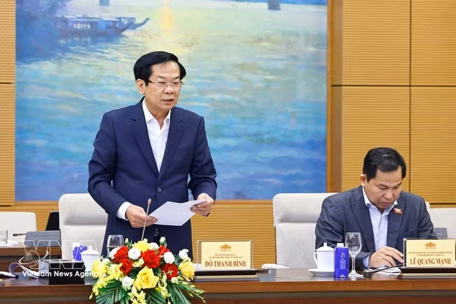 Minister of Home Affairs Do Thanh Binh delivers a report on election preparation progress at the conference (Photo: VNA)