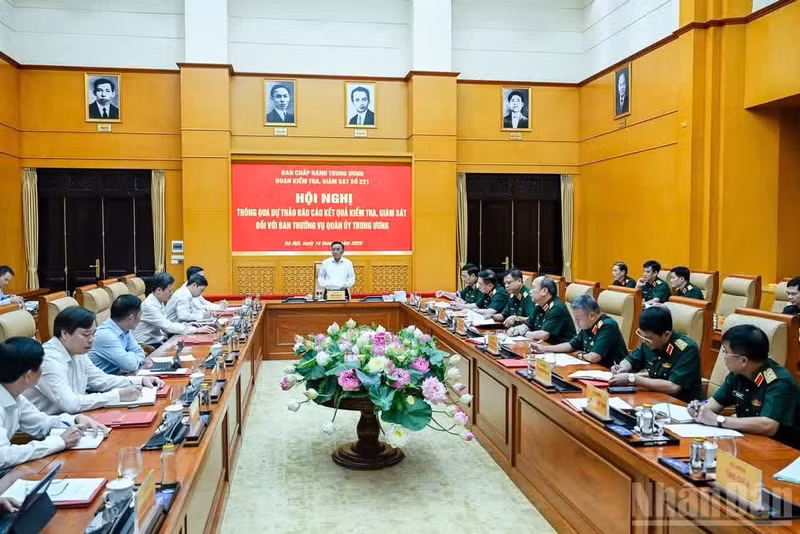 Politburo Member and Standing Member of the CPV Central Committee’s Secretariat Tran Cam Tu speaks at the conference (Photo: NDO)