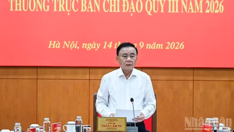 Tran Cam Tu, Politburo Member, Permanent Member of the Party Central Committee’s Secretariat, and Head of the Central Steering Committee 35, delivers a directive speech at the meeting. (Photo: Duy Linh)